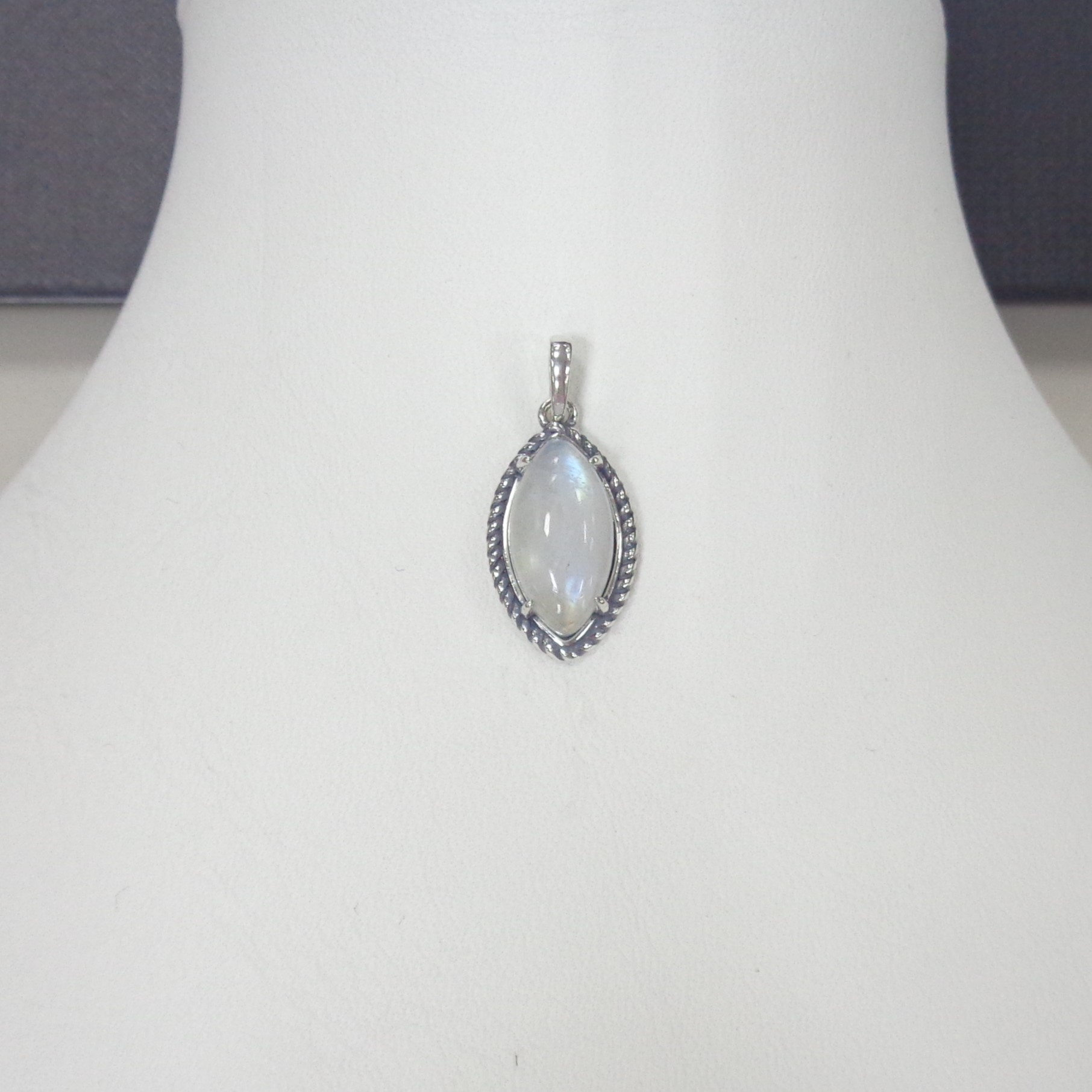 Серебряная подвеска с лунным камнем